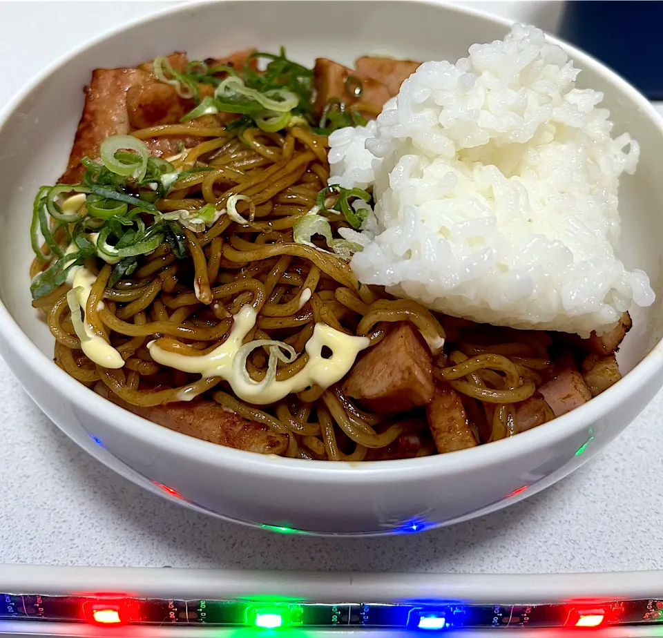 焼きそば＆ベーコンのご飯ぶっかけ丼|🤞takeru🤞さん