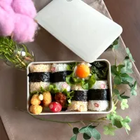 Snapdishの料理写真:11/1❤︎主人のおにぎり弁当🍙🌱
今日から11月🍁早いですね

＊ 鮭フレークおにぎり
＊ 梅おにぎり
＊ 塩昆布おにぎり
＊ 半熟たまご
＊ 甘辛から揚げ
＊ 海老フライ
＊ ほうれん草の胡麻和え|Makinsさん