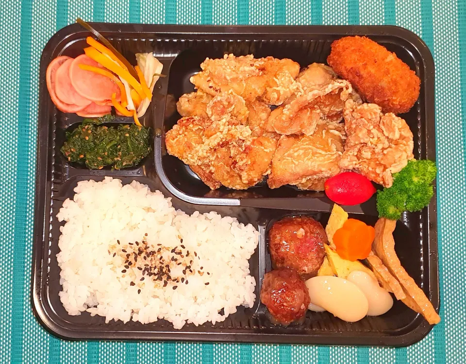 Snapdishの料理写真:ケンちゃんデリバレーの唐揚げ弁当|Jhonny Yamashiroさん