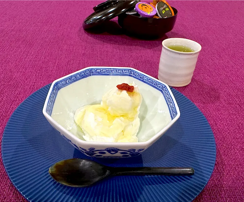 Snapdishの料理写真:食後のデザートはヨーグルトの水切りに蜂蜜がけ🍯|Seikoさん