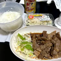 Snapdishの料理写真:カットステーキの安売り😋|すかラインさん