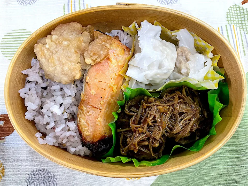 焼鮭、中華風肉団子、シウマイ、唐揚の五穀米🍱|なお🅿️さん