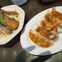 Snapdishの料理写真:焼き餃子＆焼肉ポーク|tkeakirさん