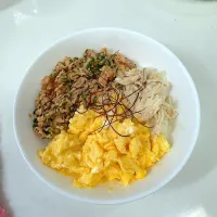 Snapdishの料理写真:鮭、卵、鶏ささみの3色丼ランチ|miyuさん