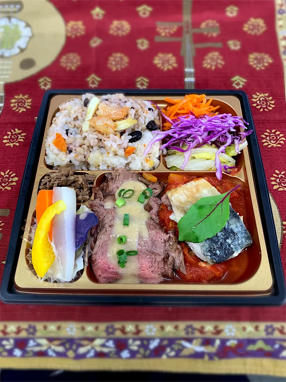 牛ロースと鯖のポワレ　魚介類の炊き込みご飯|みゃ〜・はつさん