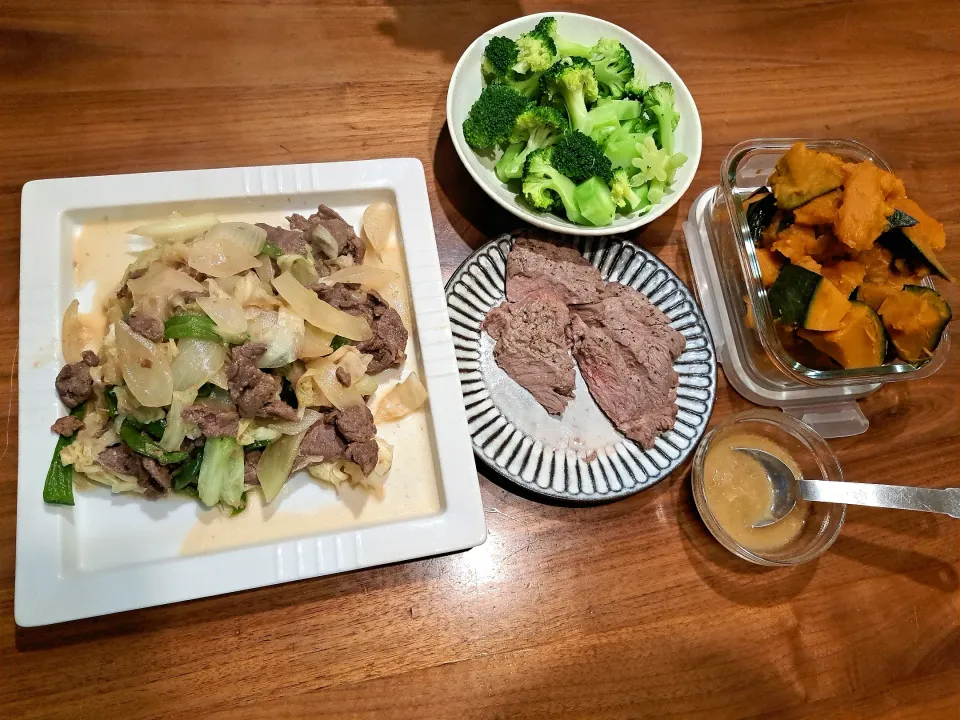 Snapdishの料理写真:ジンギスカン　牛ステーキ　かぼちゃ煮　茹でブロッコリー|m aさん