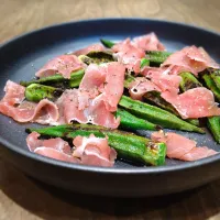 Snapdishの料理写真:焼きオクラと生ハム　バルサミコ掛け|古尾谷りかこさん