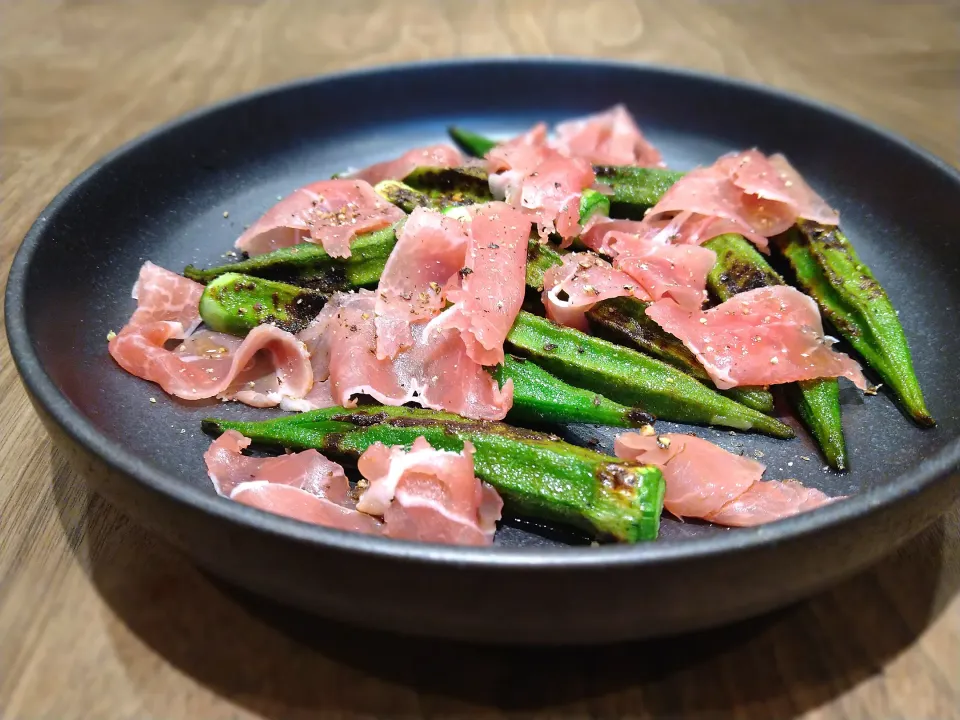 Snapdishの料理写真:焼きオクラと生ハム　バルサミコ掛け|古尾谷りかこさん