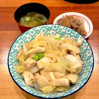 Snapdishの料理写真:鶏むね中華丼　オクラ味噌汁　煮物|とゆあさん