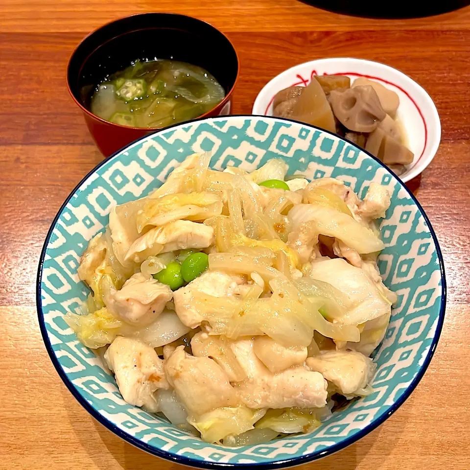 鶏むね中華丼　オクラ味噌汁　煮物|とゆあさん