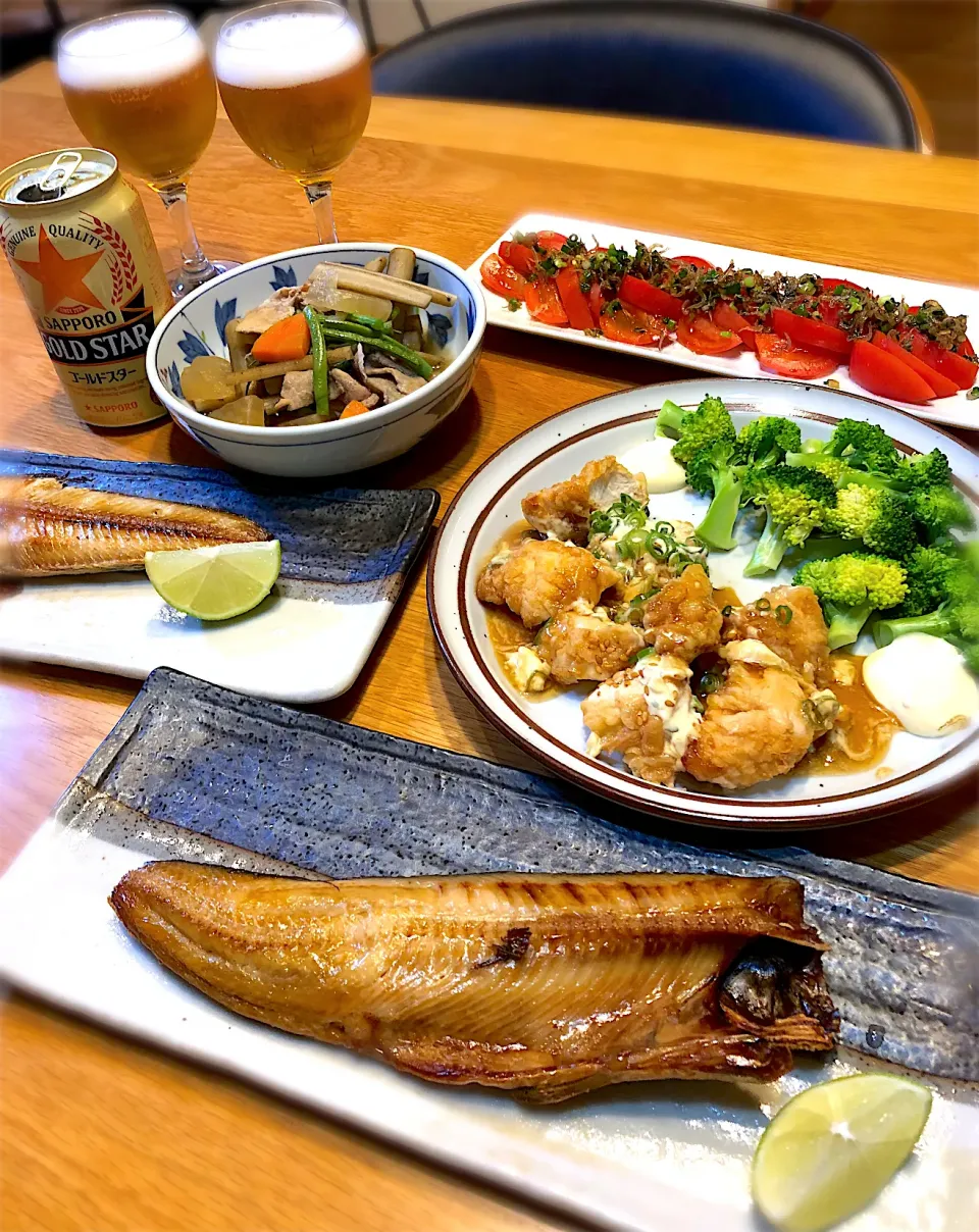 ホッケの開き　根菜の煮付け　トマトのジャコのせ（ごま油で炒めた）　チキン南蛮|じゅんさんさん