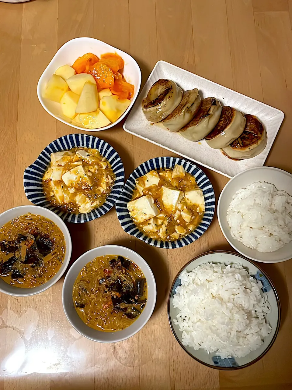 中華春雨　肉饅頭　麻婆豆腐　りんご　柿|そのみさん