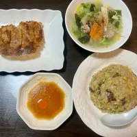 Snapdishの料理写真:炒飯、餃子(冷凍)、中華風スープ|tatsuponさん