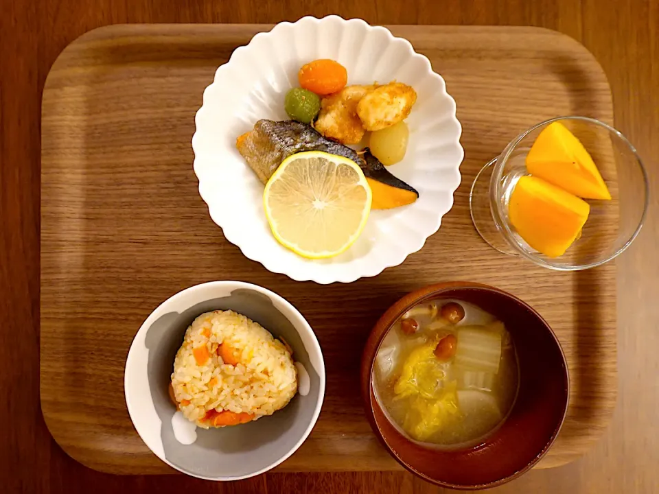 Snapdishの料理写真:鮭の塩焼きメインのお夕飯（子ども用）🌛カラフルな玉こんにゃくをささみと煮物に…|みーぬさん