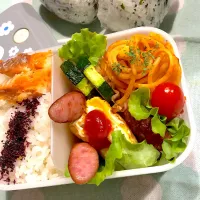 Snapdishの料理写真:2024.11.2  ＊今日のお弁当＊わかめおにぎり🍙♪♪|rinrin*mama*さん