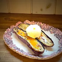 Snapdishの料理写真:焼き茄子じゃないのよ焼き茄子じゃないのよ　　　　美味しい焼き芋をキャラメリゼして、アイスを乗せたら絶品でぶったまげたぁー|maSami＊さん