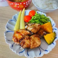 Snapdishの料理写真:鶏のから揚げ、豆苗のごま和え|ちゃいさん