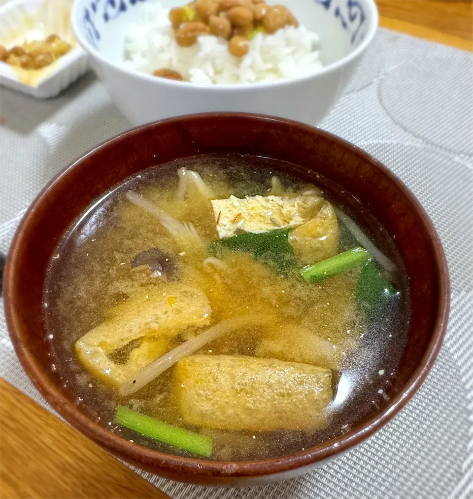 Snapdishの料理写真:小松菜と油揚げのお味噌汁|morimi32さん