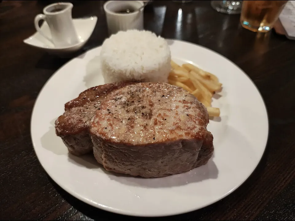 Snapdishの料理写真:ランチはポークステーキ|アクちゃんさん