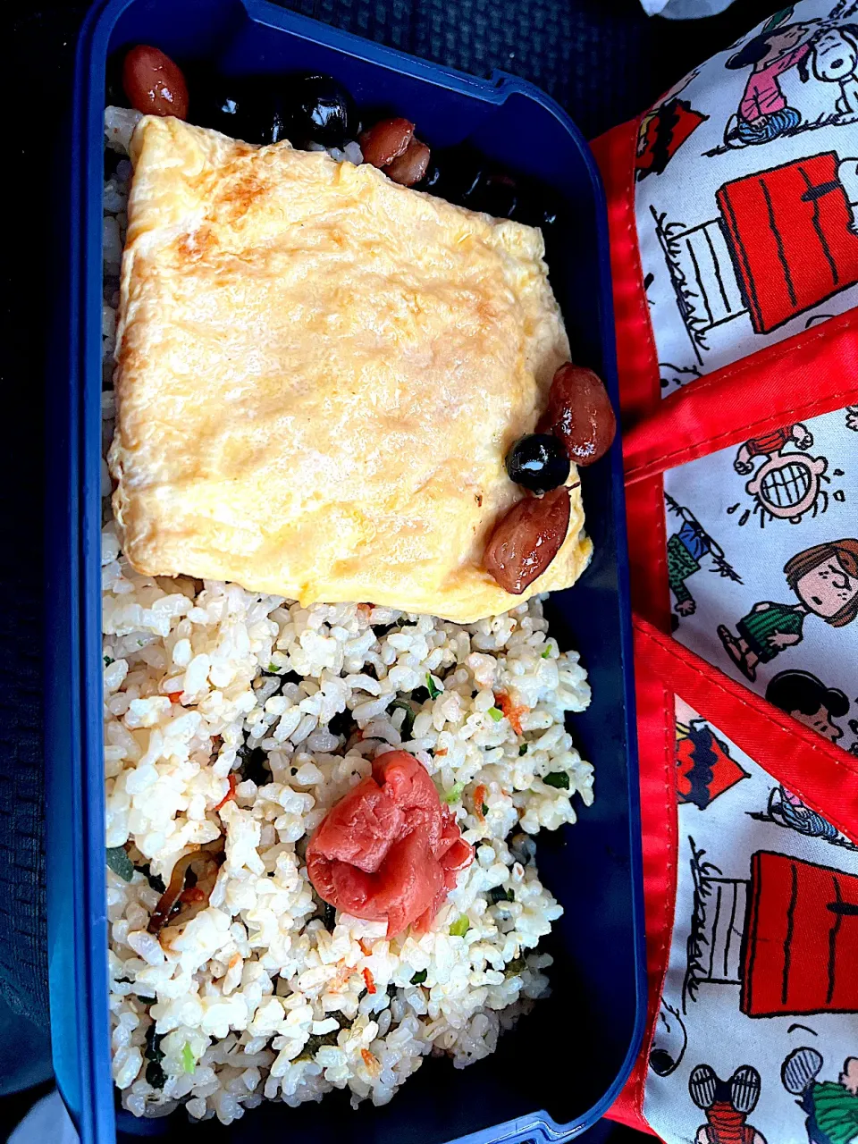 Snapdishの料理写真:#昼飯　豆の顔？チーズオムレツと梅と黒豆7個茶豆3個乗せロウカット玄米海の恵み混ぜご飯海苔と子持ち昆布挟み弁当|ms903さん