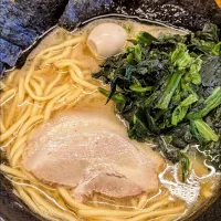 Snapdishの料理写真:醤油ラーメンカタメオオメほうれん草＠慶家　久喜インターそば|watarunさん