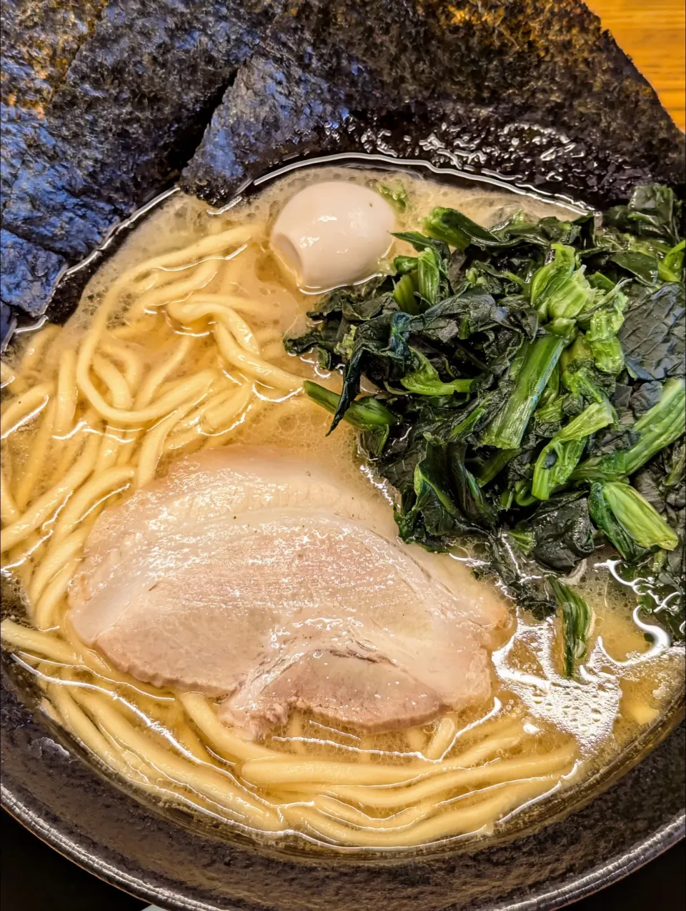 Snapdishの料理写真:醤油ラーメンカタメオオメほうれん草＠慶家　久喜インターそば|watarunさん