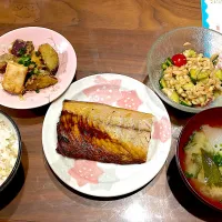 Snapdishの料理写真:塩サバ　根菜とわかめの味噌汁　もち麦の和風サラダ　さつまいもと厚揚げの胡麻味噌煮|おさむん17さん