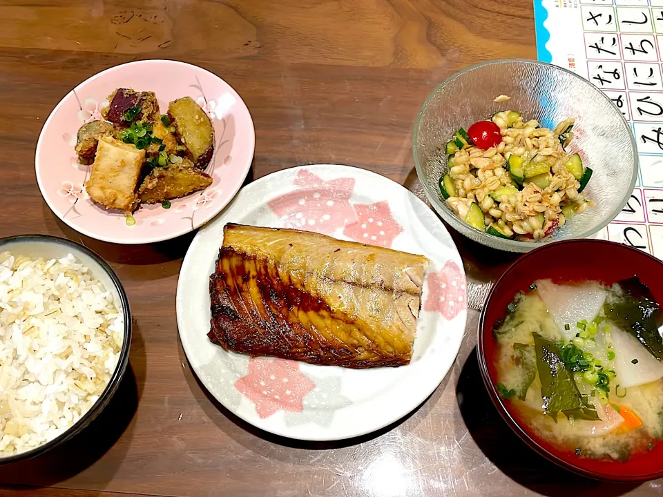 Snapdishの料理写真:塩サバ　根菜とわかめの味噌汁　もち麦の和風サラダ　さつまいもと厚揚げの胡麻味噌煮|おさむん17さん