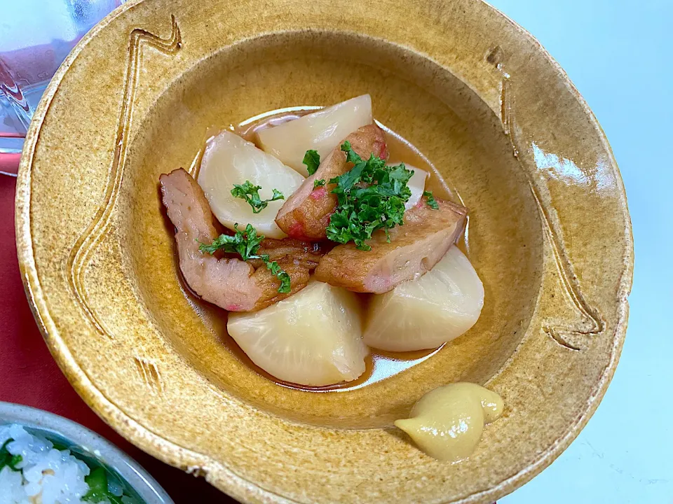 カブとさつま揚げの煮物、カラシを添えて☺️|Ponoさん