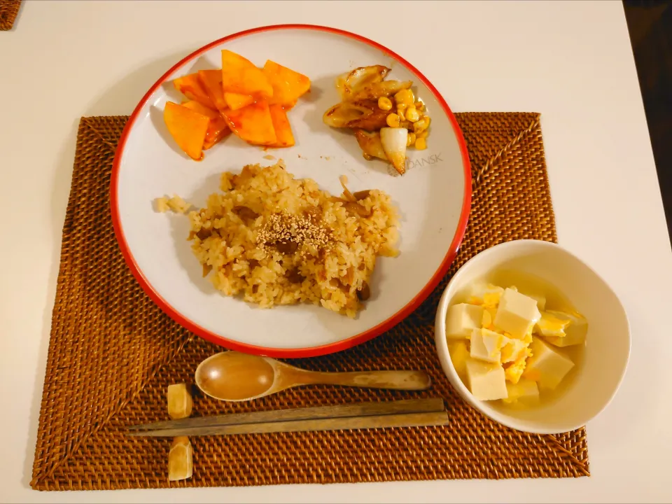 Snapdishの料理写真:今日の夕食　鶏めし、大根のコチュジャン和え、ちくわのオイスターソース炒め、高野豆腐卵とじ|pinknari🐰🌈さん