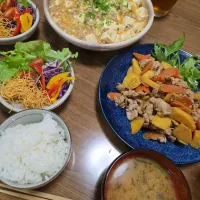 Snapdishの料理写真:麻婆豆腐・豚こまとサツマイモと人参のオイスター炒め・サラダ・ご飯・味噌汁🌺|chiyukiさん