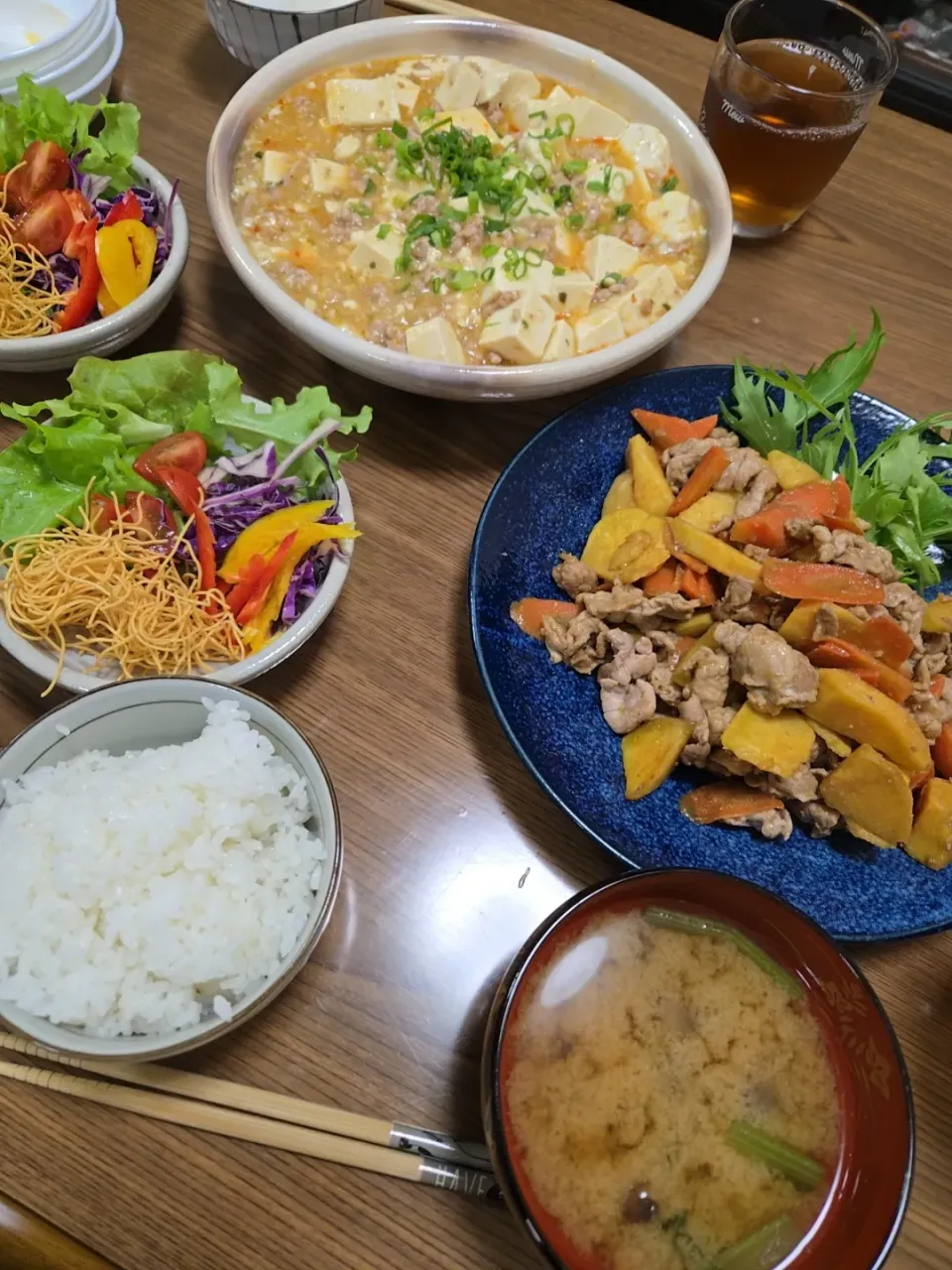 Snapdishの料理写真:麻婆豆腐・豚こまとサツマイモと人参のオイスター炒め・サラダ・ご飯・味噌汁🌺|chiyukiさん