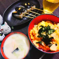 Snapdishの料理写真:鶏ムネの親子丼、鮭と白菜のミルク味噌汁、コンニャク田楽|サトリさん