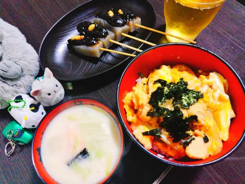 鶏ムネの親子丼、鮭と白菜のミルク味噌汁、コンニャク田楽|サトリさん