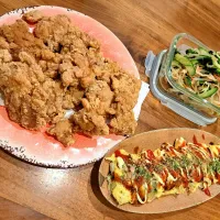 Snapdishの料理写真:鶏のからあげ　キャベツ玉子焼き　きゅうりわかめの中華サラダ|m aさん