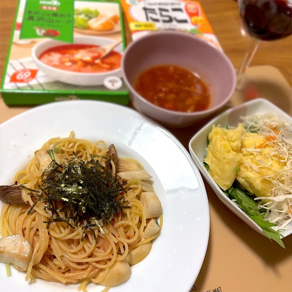 Snapdishの料理写真:2024/11/02 キノコ&たらこパスタ、山盛りポテトサラダ、ホクトきのこを味わうトマトスープ|kykyさん