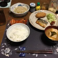 Snapdishの料理写真:ご飯、塩鯖焼き、お肉屋さんのコロッケ、千切りキャベツ、梅干し、もやしのお浸し、伊勢の海苔の佃煮、キムチ、沢庵、絹豆腐とカットワカメの味噌汁、麦茶(夕飯)|enarinさん