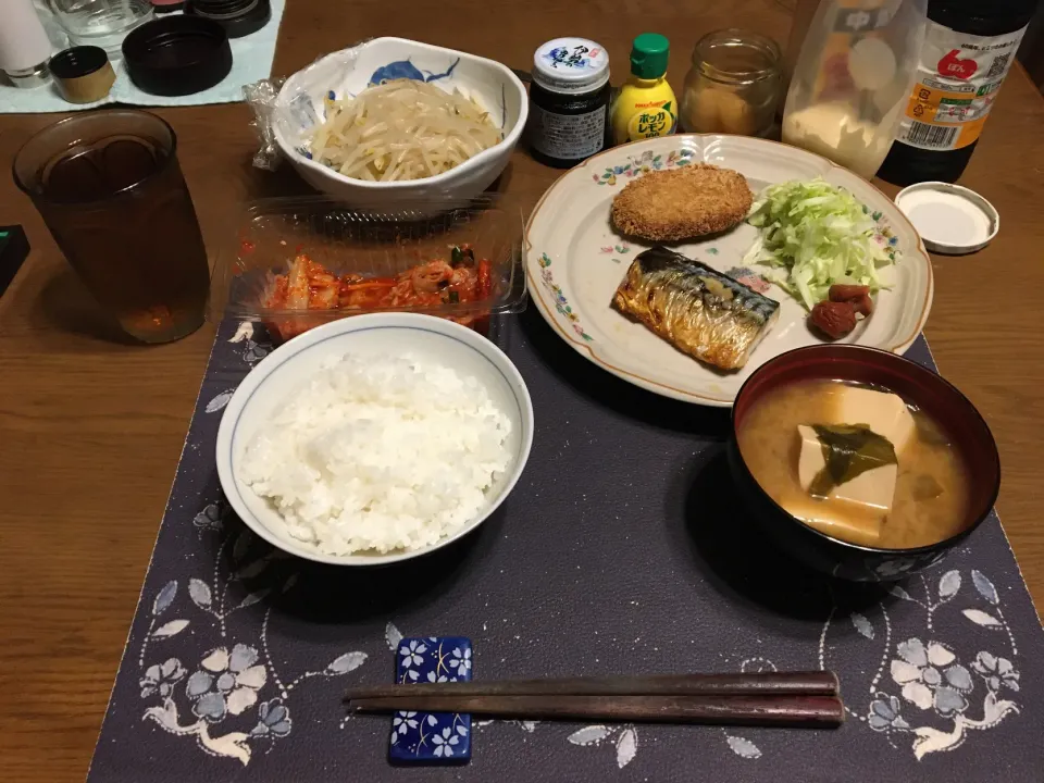 ご飯、塩鯖焼き、お肉屋さんのコロッケ、千切りキャベツ、梅干し、もやしのお浸し、伊勢の海苔の佃煮、キムチ、沢庵、絹豆腐とカットワカメの味噌汁、麦茶(夕飯)|enarinさん