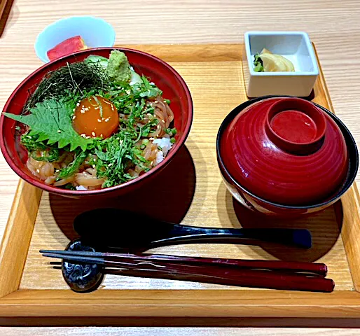 Snapdishの料理写真:【館山なぎさ食堂】新鮮ヤリイカの沖漬丼|ひよこさん