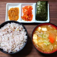 Snapdishの料理写真:今日の朝ごはん（十六穀ごはんに豚汁、味付のり・白菜キムチ・柚子こしょうなめ茸）|Mars＠釜飯作り研究中さん