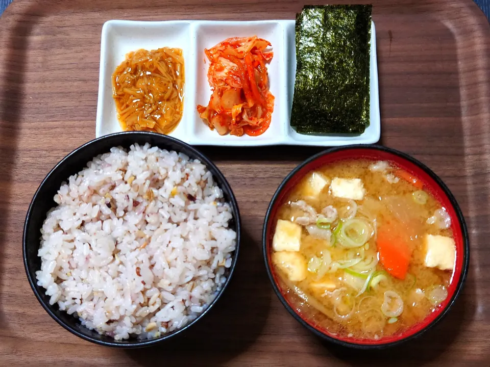 今日の朝ごはん（十六穀ごはんに豚汁、味付のり・白菜キムチ・柚子こしょうなめ茸）|Mars＠釜飯作り研究中さん