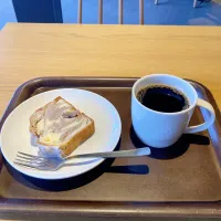 Snapdishの料理写真:マロンパウンドケーキとコーヒー| ちゃみこさん