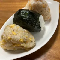 Snapdishの料理写真:ザーサイ、鮭、ゆず七味たぬきおにぎり|tororoimoさん