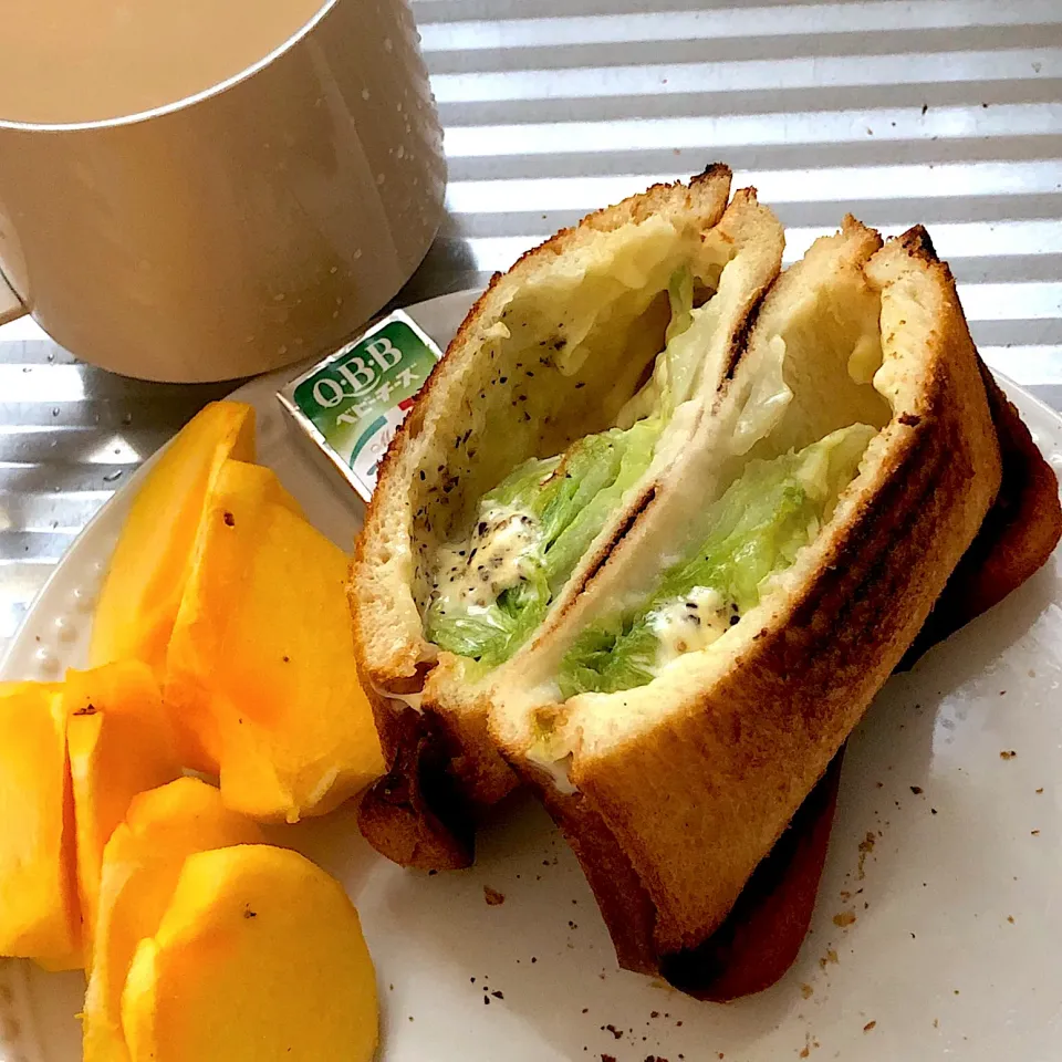 10:40 レタスチーズホットサンド🥪☕️|へれ子さん