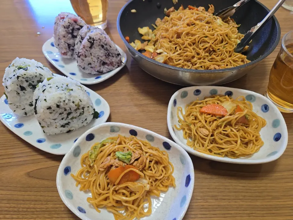 焼きそば・ワカメおにぎり・梅干しおにぎり🌺|chiyukiさん