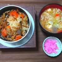 Snapdishの料理写真:今日の昼ごはん（炊き込みご飯の素を使ったきのこ五目釜めし、豚汁、しそざくら）|Mars＠釜飯作り研究中さん