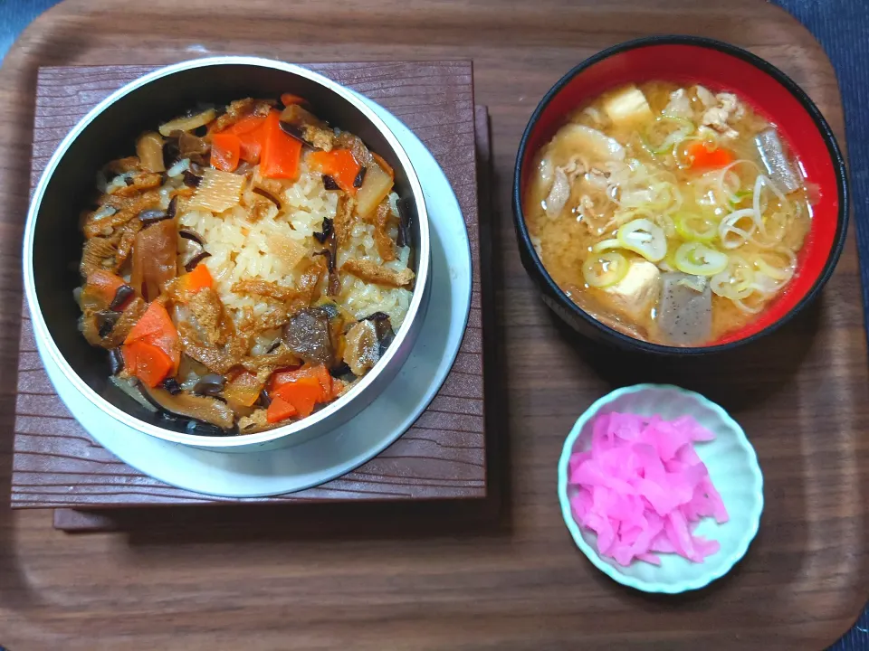 今日の昼ごはん（炊き込みご飯の素を使ったきのこ五目釜めし、豚汁、しそざくら）|Mars＠釜飯作り研究中さん