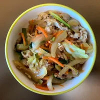 Snapdishの料理写真:豚肉野菜炒め丼|ばーさんさん