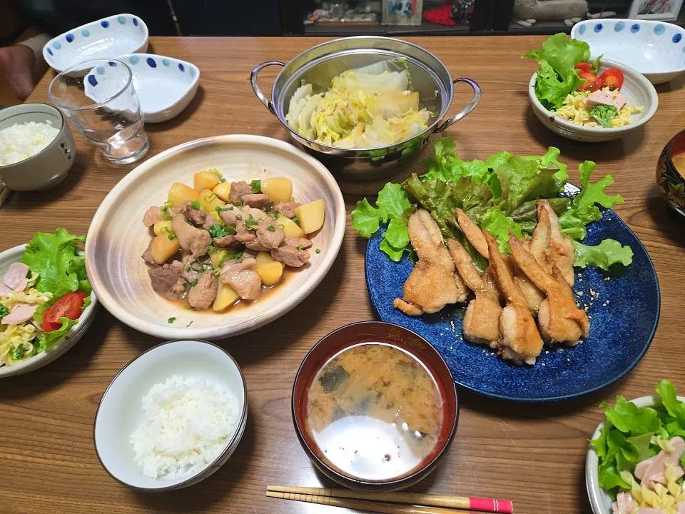 Snapdishの料理写真:じゃがいもと豚肉の甘煮・手羽先の甘辛揚げ・豚バラのミルフィーユ・マカロニサラダ・ご飯・味噌汁🌺|chiyukiさん