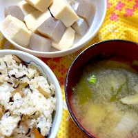 Snapdishの料理写真:混ぜご飯　高野豆腐と蒟蒻の煮物　味噌汁|4jinoanataさん